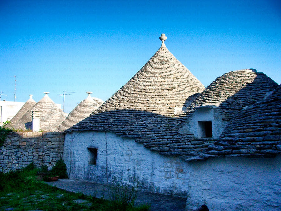 Фото: Полноразмерый трулль - экспонат во дворе Museo del Territorio "Casa Pezzolla" в Альберобелло.